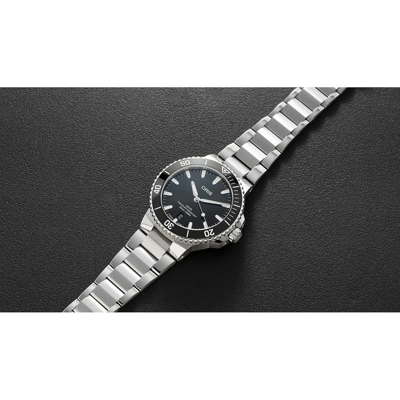 Orologio ORIS Aquis Date quadrante nero bracciale in acciaio 01 733 7787 4154-07 8 22 04PEB dettaglio 2
