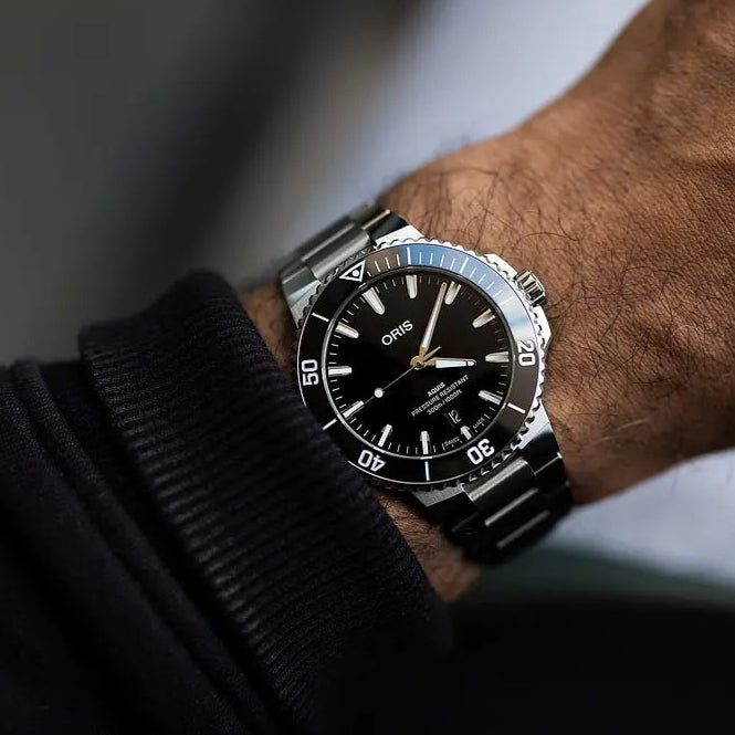 Orologio ORIS Aquis Date quadrante nero bracciale in acciaio 01 733 7787 4154-07 8 22 04PEB dettaglio