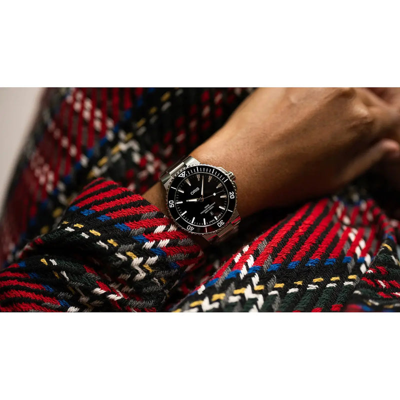 Orologio ORIS Aquis Date quadrante nero bracciale in acciaio 01 733 7789 4154-07 8 23 04PEB dettaglio 2