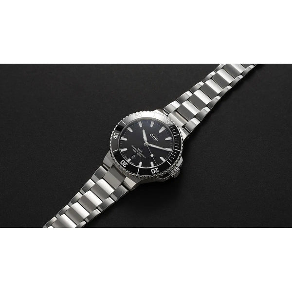 Orologio ORIS Aquis Date quadrante nero bracciale in acciaio 01 733 7789 4154-07 8 23 04PEB dettaglio