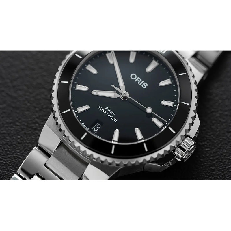 Orologio ORIS Aquis Date quadrante nero bracciale in acciaio 01 733 7792 4154-07 8 19 05P dettaglio 2