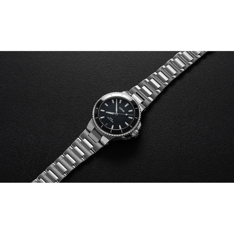Orologio ORIS Aquis Date quadrante nero bracciale in acciaio 01 733 7792 4154-07 8 19 05P dettaglio 4