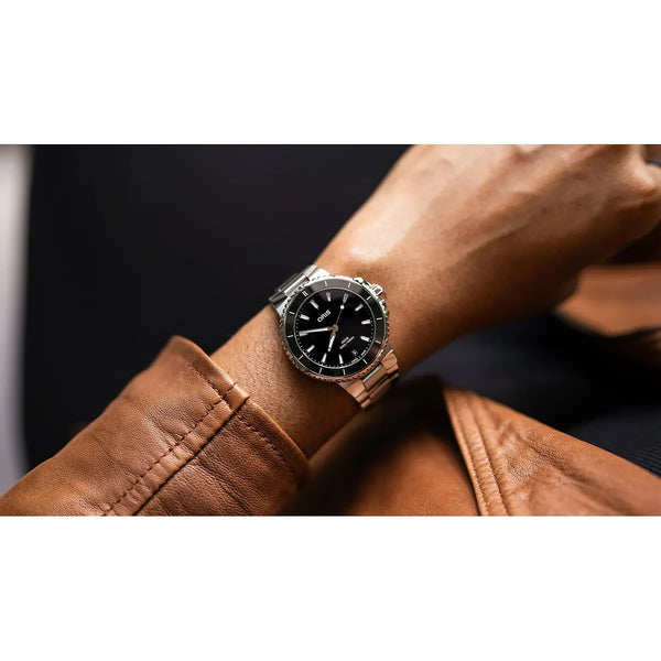 Orologio ORIS Aquis Date quadrante nero bracciale in acciaio 01 733 7792 4154-07 8 19 05P dettaglio