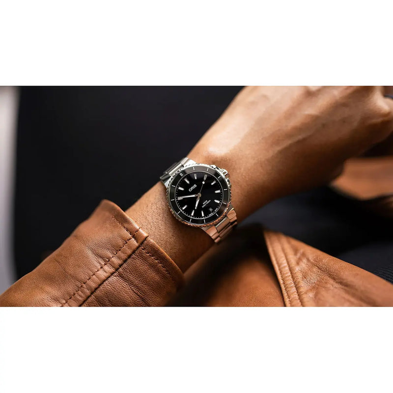 Orologio ORIS Aquis Date quadrante nero bracciale in acciaio 01 733 7792 4154-07 8 19 05P dettaglio