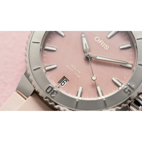 Orologio ORIS Aquis Date quadrante rosa cinturino in gomma rosa 01 733 7770 4158-07 4 18 66FC dettaglio