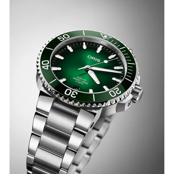 Orologio ORIS Aquis Date quadrante verde bracciale in acciaio 01 400 7769 4157-07 8 22 09PEB dettaglio