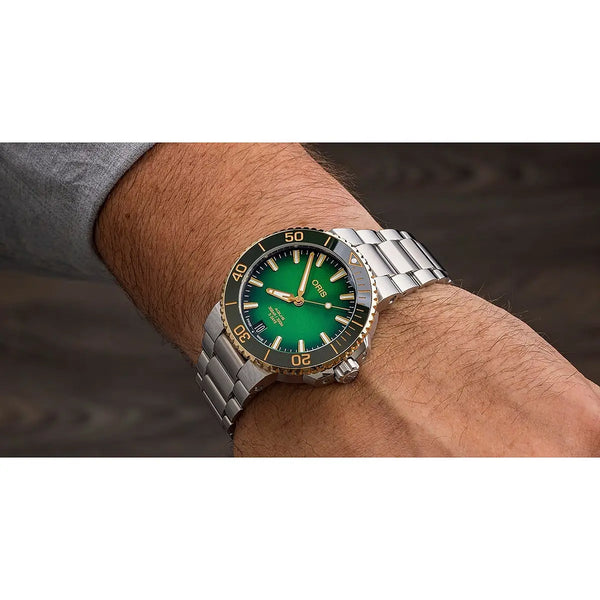 Orologio ORIS Aquis Date quadrante verde bracciale in acciaio 01 400 7769 6357-07 8 22 09PEB dettaglio