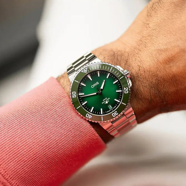 Orologio ORIS Aquis Date quadrante verde bracciale in acciaio 01 400 7790 4157-07 8 23 02PEB dettaglio
