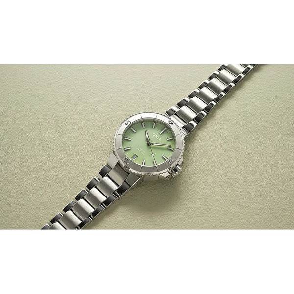 Orologio ORIS Aquis Date quadrante verde bracciale in acciaio 01 733 7770 4157-07 8 18 05P dettaglio