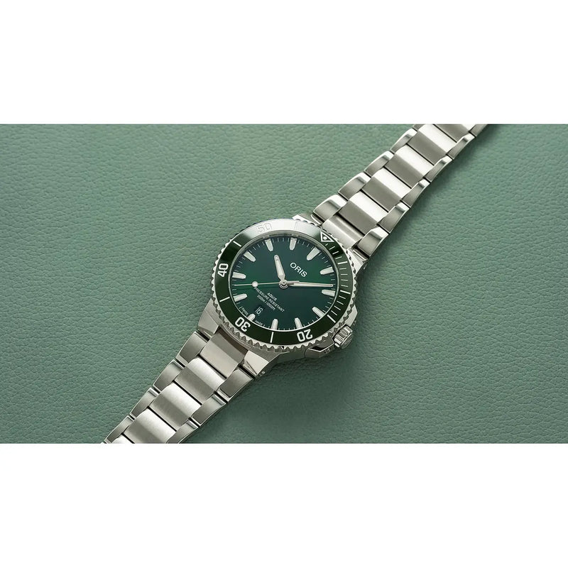 Orologio ORIS Aquis Date quadrante verde bracciale in acciaio 01 733 7787 4157-07 8 22 04PEB dettaglio 2