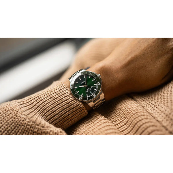 Orologio ORIS Aquis Date quadrante verde bracciale in acciaio 01 733 7787 4157-07 8 22 04PEB dettaglio
