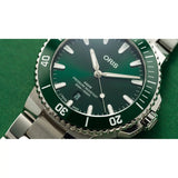 Orologio ORIS Aquis Date quadrante verde bracciale in acciaio 01 733 7789 4157-07 8 23 04PEB dettaglio 2