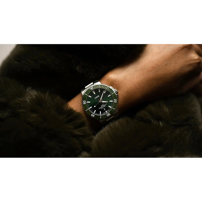 Orologio ORIS Aquis Date quadrante verde bracciale in acciaio 01 733 7789 4157-07 8 23 04PEB dettaglio 3
