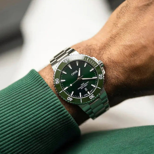 Orologio ORIS Aquis Date quadrante verde bracciale in acciaio 01 733 7789 4157-07 8 23 04PEB dettaglio