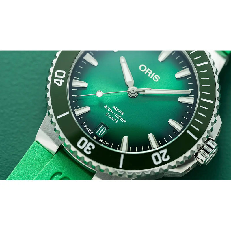 Orologio ORIS Aquis Date quadrante verde cinturino in gomma verde 01 400 7790 4157-07 4 23 47EB dettaglio 2