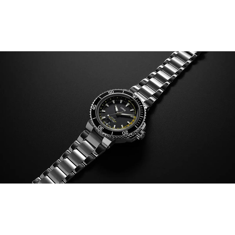 Orologio ORIS Aquis Depth Gauge quadrante nero bracciale in acciaio 01 733 7755 4154-Set MB dettaglio