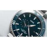 Orologio ORIS Aquis Small Second Date quadrante blu cinturino in gomma nero 01 743 7733 4155-07 4 24 69EB dettaglio