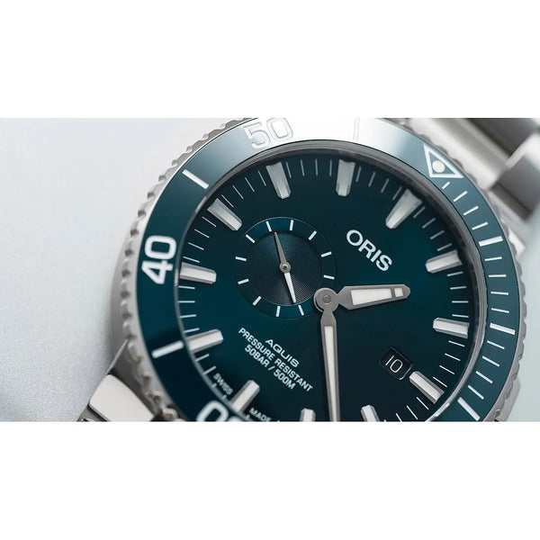 Orologio ORIS Aquis Small Second Date quadrante blu cinturino in gomma nero 01 743 7733 4155-07 4 24 69EB dettaglio