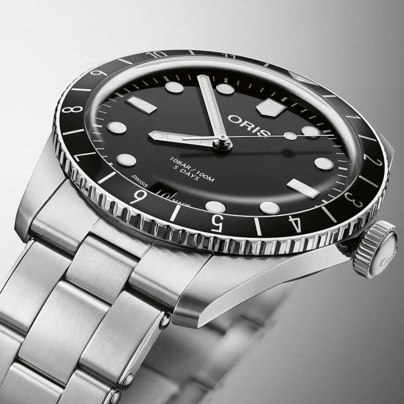 Orologio ORIS Divers Sixty-Five 12h quadrante nero bracciale in acciaio 01 400 7772 4054-07 8 20 18 dettaglio