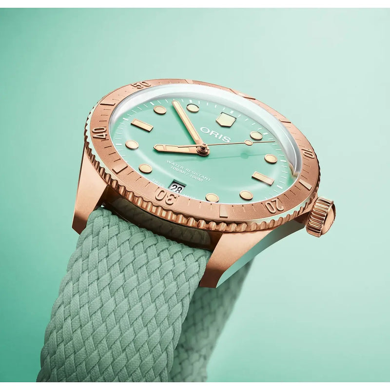 Orologio ORIS Divers Sixty-Five Cotton Candy quadrante azzurro cinturino in tessuto verde 01 733 7771 3157-07 3 19 03BRS dettaglio 2