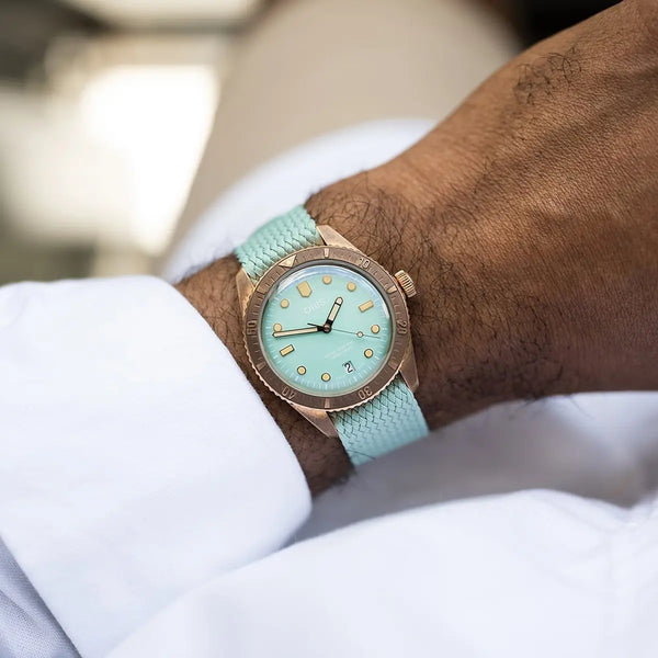 Orologio ORIS Divers Sixty-Five Cotton Candy quadrante azzurro cinturino in tessuto verde 01 733 7771 3157-07 3 19 03BRS dettaglio