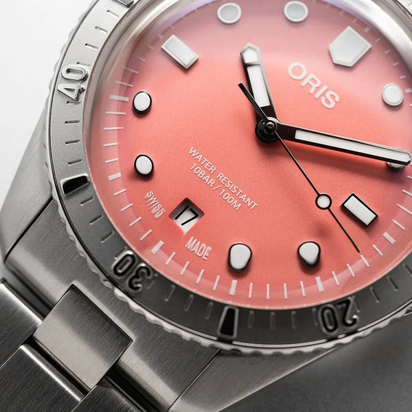 Orologio ORIS Divers Sixty-Five Cotton Candy quadrante rosa cinturino in pelle marrone 01 733 7771 4058-07 8 19 18 dettaglio