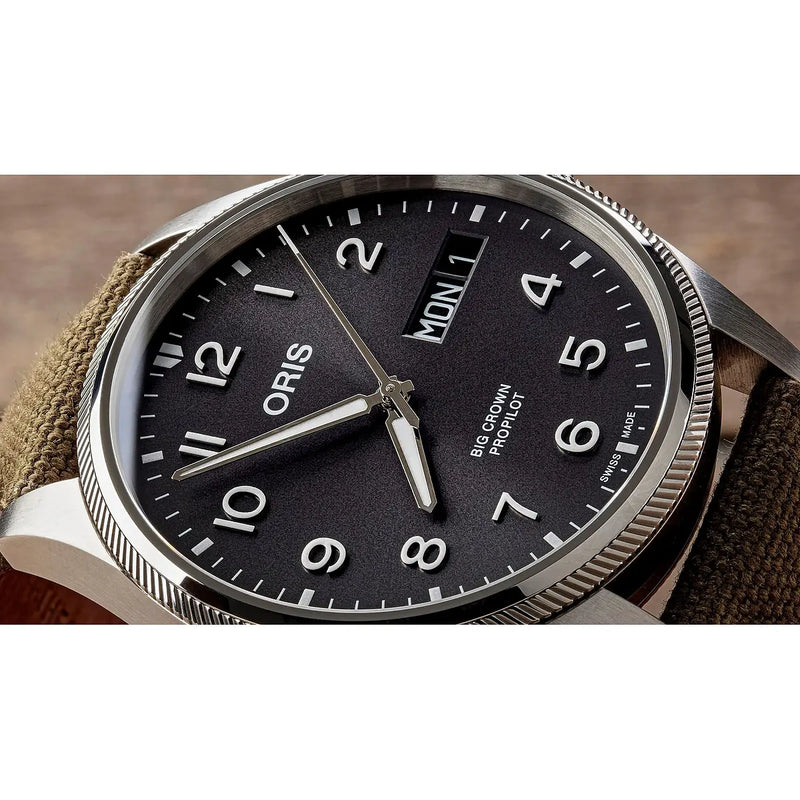 Orologio ORIS ProPilot Big Crown Big Day Date quadrante nero cinturino in tessuto verde 01 752 7760 4063-07 3 22 02LC dettaglio