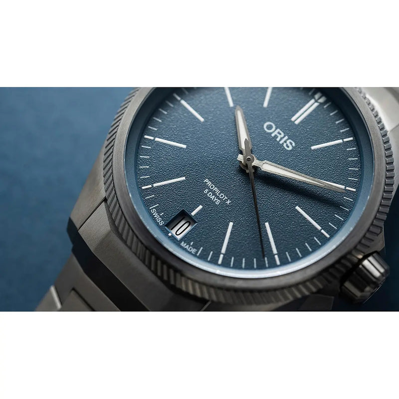 Orologio ORIS ProPilot X Calibre 400 quadrante blu bracciale in titanio 01 400 7778 7155-07 7 20 01TLC dettaglio
