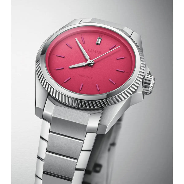 Orologio ORIS ProPilot X Miss Piggy quadrante rosso bracciale in acciaio 01 531 7796 4158-07 8 17 05LC dettaglio