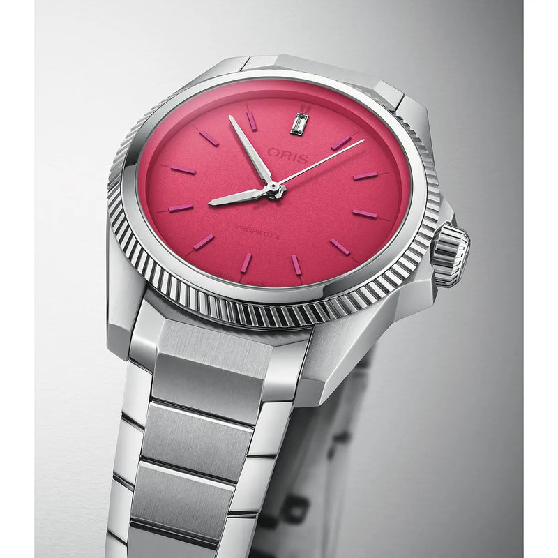 Orologio ORIS ProPilot X Miss Piggy quadrante rosso bracciale in acciaio 01 531 7796 4158-07 8 17 05LC dettaglio