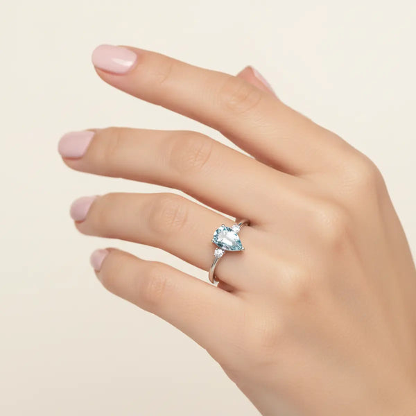 ALFYO Anello Acquamarina Taglio Goccia e Diamanti in Oro Bianco indossato
