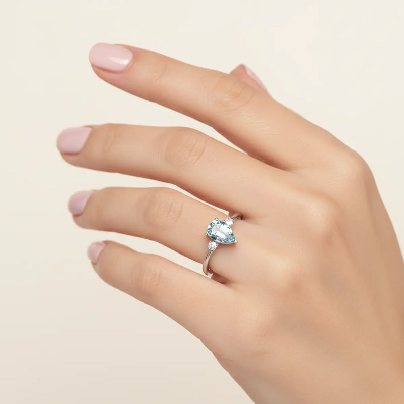ALFYO Anello Acquamarina Taglio Goccia e Diamanti in Oro Bianco indossato
