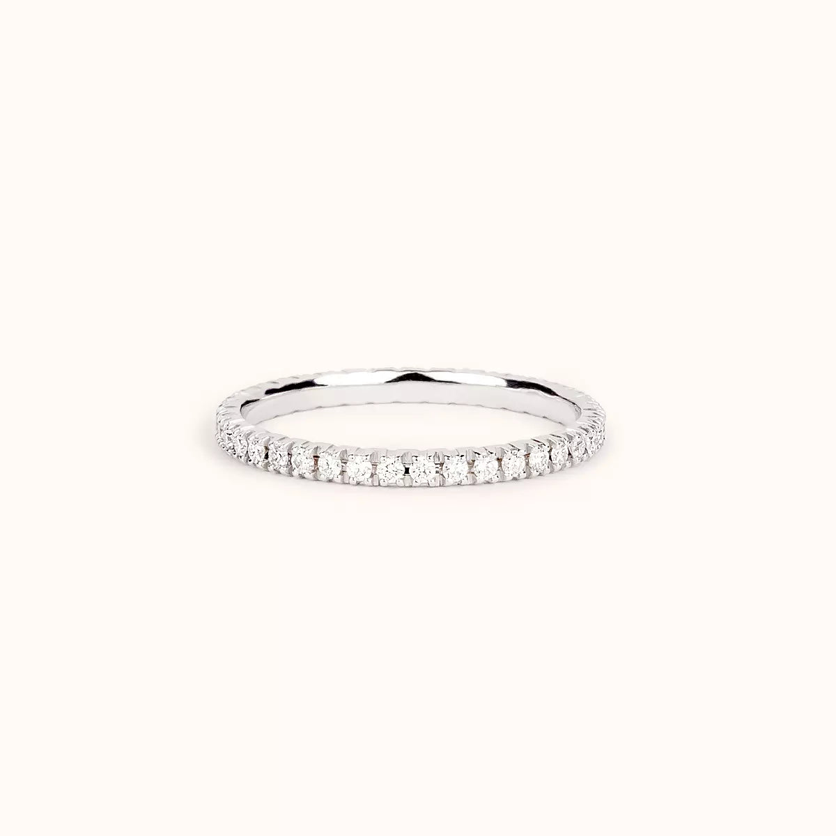 Anello fede Eternity in oro bianco con zirconi bianchi