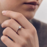 Anello Solitario myO 6 Griffes Oro Bianco 18 kt Diamante Naturale 0,30 ct indossato