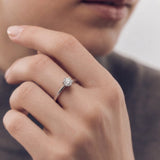 Anello Solitario myO 6 Griffes Oro Bianco 18 kt Diamante Naturale 0,50 ct indossato
