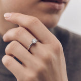 Anello Solitario myO 6 Griffes Oro Bianco 18 kt Diamante Naturale 0,70 ct indossato