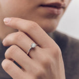 ALFYO Anello Solitario myO 6 Griffes Oro Bianco 18 kt Diamante Naturale 1 ct indossato
