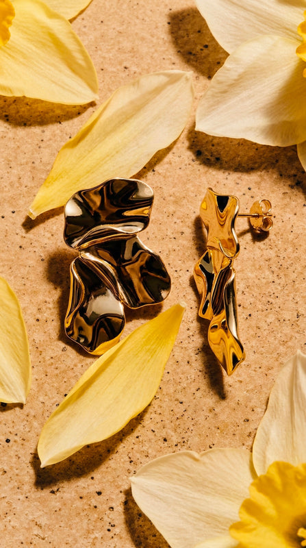 alfyo gioielli primavera 2026 banner homepage mobile orecchini blossom con petali in argento placcato oro giallo 18 carati