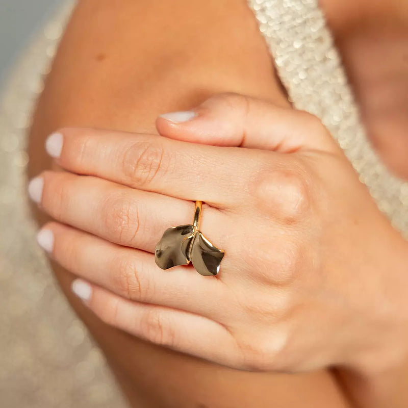 ALFYO Blossom Anello con Due Petali in Argento Dorato indossato mano