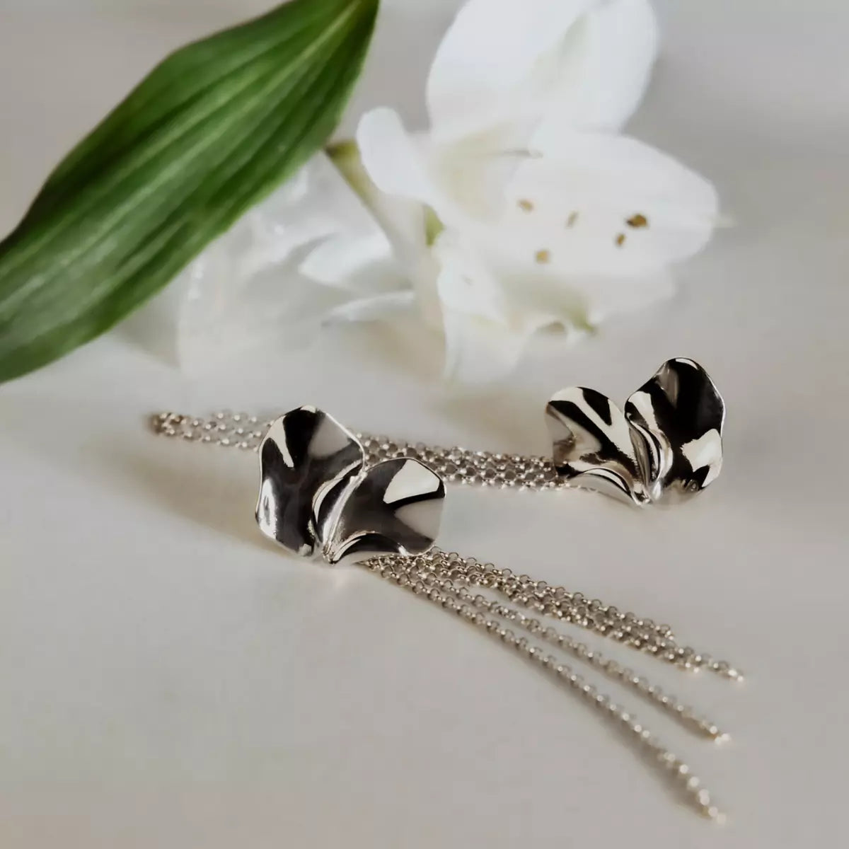 ALFYO Blossom Orecchini a Due Petali con Frange in Argento