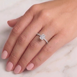 Anello Solitario myO Oro Bianco Diamante Taglio Smeraldo e Pietre sul Gambo indossato