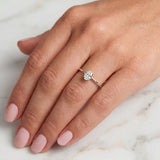 ALFYO Anello Solitario myO Oro Bianco Diamante Ovale indossato sulla mano