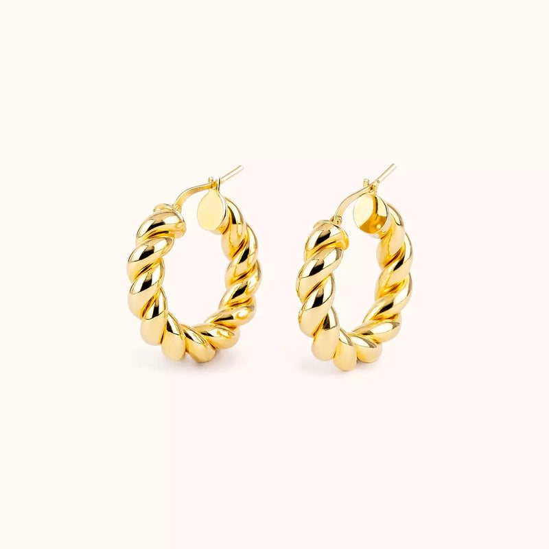 Orecchini a forma di croissant riempiti in oro 24k: gioielli alimentari delicati Orecchini a forma di croissant riempiti in oro 24k: gioielli alimentari delicati