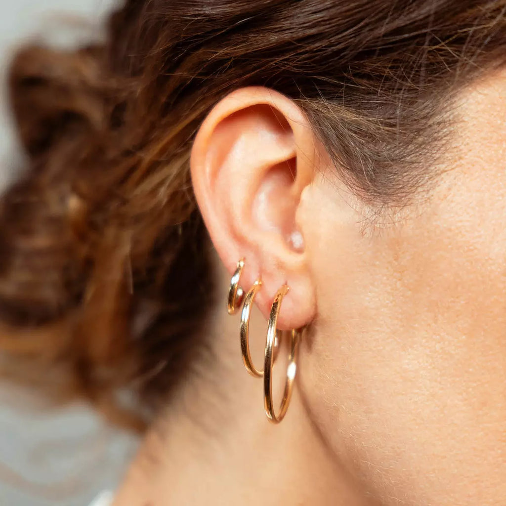 Essentials Orecchini A Cerchio In Argento Sterling Dorato Con Zirconia Cubica Rettangolare Essentials Orecchini A Cerchio In Argento Sterling Dorato Con Zirconia Cubica Rettangolare