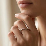 Anello Dune in Oro Bianco e Diamanti indossato