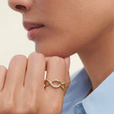 Anello Infinity in Oro Giallo e Diamanti indossato