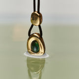 Sasso Collana Cordino Argento Placcato Oro e Tormalina Verde ambientata