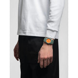 D1 Milano Polycarbon Alpha Contrast orologio verde e arancione indossato al polso, vista lifestyle PCBJ48