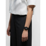 D1 Milano Polycarbon Dark Pulse orologio nero indossato al polso, design minimalista con bracciale integrato NCBJ07