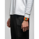 D1 Milano Polycarbon Diver Fire Reef indossato al polso, quadrante blu con lunetta gialla e bracciale rosso PDBJ05